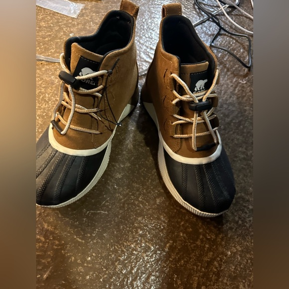 SOREL
Out N About IV Classic Waterproof Duck Boot
Size 7 Women’s. Worn once. - Picture 5 of 8